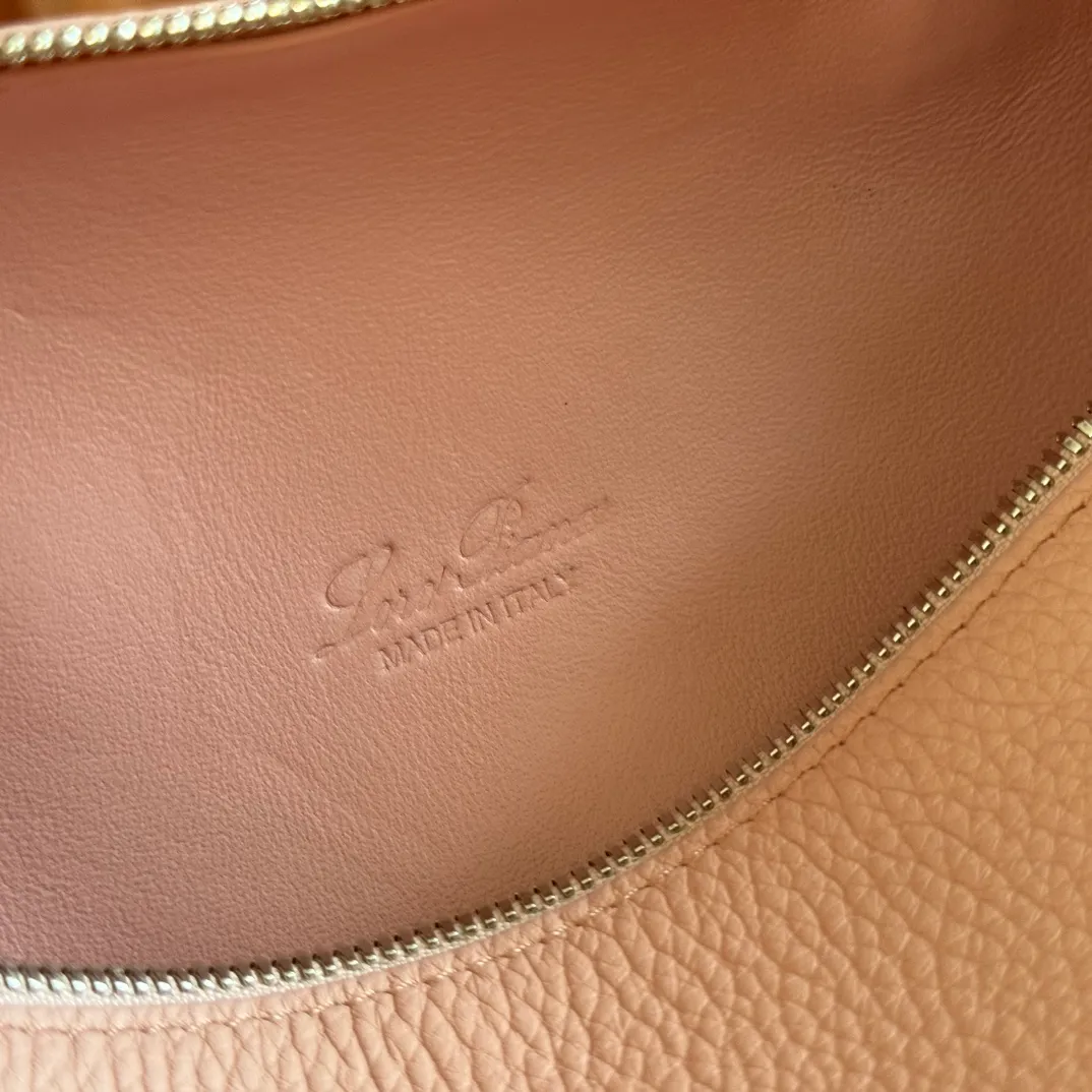 p1160💋💋💋【Original leather configuration counter complete set of packaging】 𝐋𝐨𝐫𝐨 𝐏𝐢𝐚𝐧@ Extra pocket L19 series handbag/crossbody bag, all steel, the most comfortable life is the undefined life, just like loro The material design of pian@ does not require complicated design styles. The simple and soft outline is elegant and durable, like an exquisite cosmetic case, which perfectly balances appearance and functionality. The leather is delicate and feels as soft as butter. The small bag has a large capacity. It is not only portable with a thin shoulder strap, but can also be worn cross-body. Sisters who have a special liking for minimalist style can buy it. It is simple and versatile. The simpler, the more different. Stars and Instagram celebrities are all planting it. There are two sizes of 19 cm and 27 cm. One is exquisite and casual, and the other is elegant and grand. Size: Small: length 19×width 7×height 12cm (